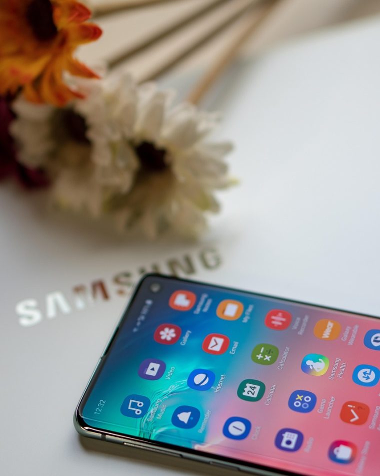 免费视频网站 App 主界面在深色背景手机屏幕上的展示效果，顶部为内容分区导航，中部为横向滚动的最新推荐海报墙，整体色调沉稳