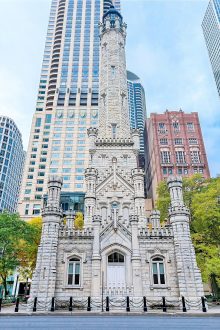 国产都市情感剧封面，现代城市夜景背景中男女主角深情凝望，高清1080P画质，免费视频网站国产剧专区精选