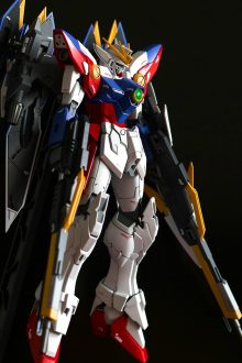 热门日本动漫封面，少年主角手持武器站在废墟城市前，画风精致细腻，免费视频网站动漫专区中文字幕
