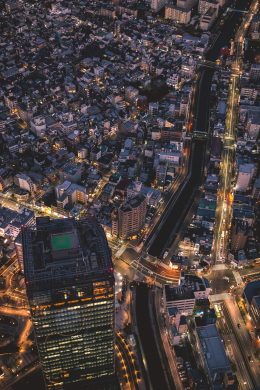 2026年都市情感年度大剧官方海报，主角站在城市天际线前，暖金色光晕渲染，画面质感细腻，免费视频网站精选推荐